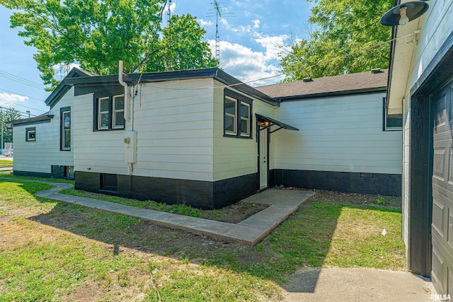 914 Pekin St, Lincoln, IL 62656 - view of home's exterior with a lawn