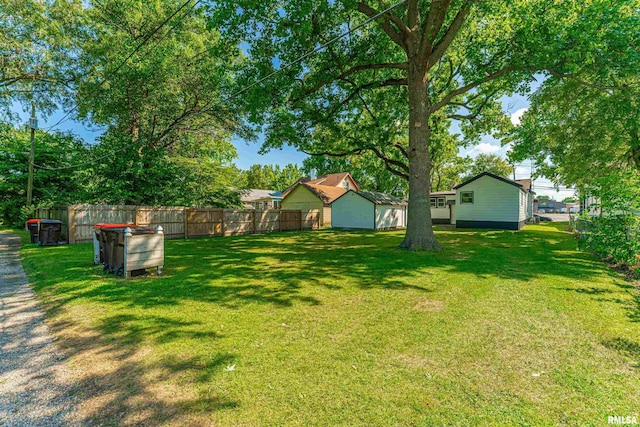 914 Pekin St, Lincoln, IL 62656 - view of yard with an outdoor structure