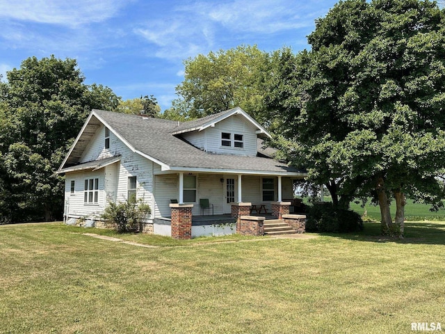 2528 Twyford Rd, Jacksonville, IL 62650 - bungalow-style house with covered porch, a front yard, and a shingled roof