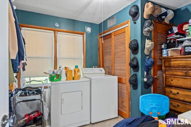 749 E Andrew Rd, Springfield, IL 62707 - laundry room with washing machine and dryer and a textured ceiling