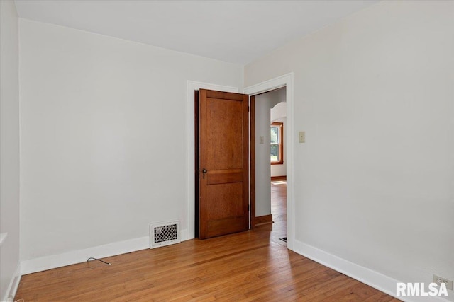 1529 W Reed Ave, Springfield, IL 62704 - unfurnished room featuring arched walkways and light wood-style floors