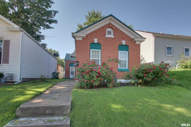 624 Monroe St, Quincy, IL 62301 - view of front of property featuring brick siding and a front lawn