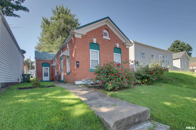624 Monroe St, Quincy, IL 62301 - view of front facade with brick siding and a front yard