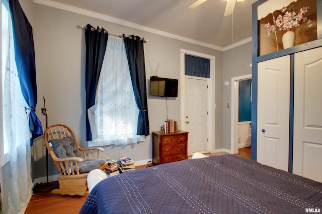 624 Monroe St, Quincy, IL 62301 - bedroom with wood finished floors, crown molding, a closet, and ceiling fan
