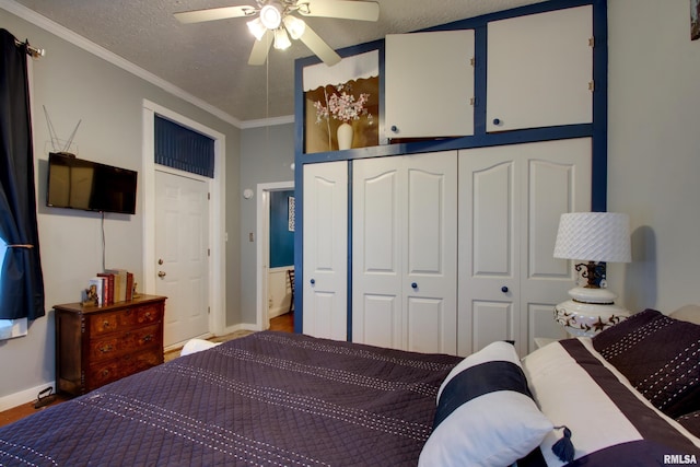 624 Monroe St, Quincy, IL 62301 - bedroom with a closet, wood finished floors, ornamental molding, a textured ceiling, and ceiling fan