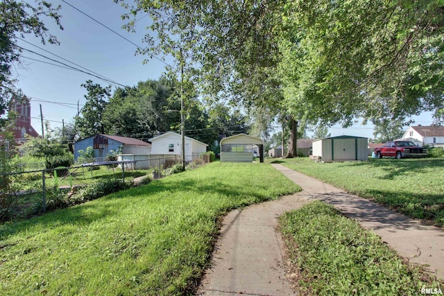 624 Monroe St, Quincy, IL 62301 - view of yard with a storage unit