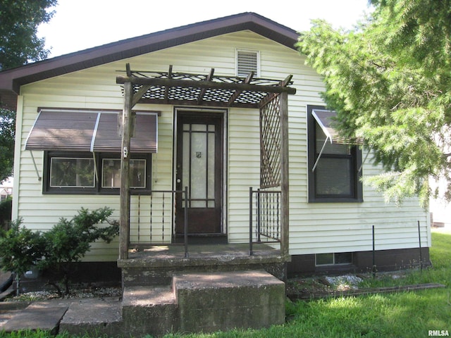 1346 Chestnut St, Quincy, IL 62301 - view of front of house with a pergola