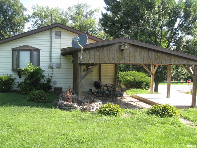 1346 Chestnut St, Quincy, IL 62301 - back of house featuring a yard and a patio area