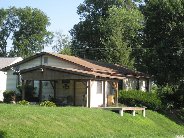 1346 Chestnut St, Quincy, IL 62301 - rear view of house featuring a yard