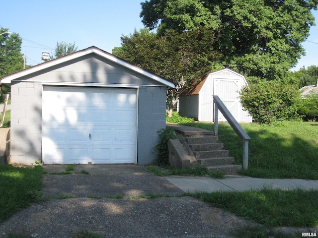 1346 Chestnut St, Quincy, IL 62301 - detached garage with asphalt driveway and a shed