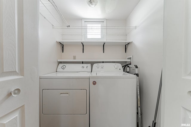 1231 Pulaski St, Lincoln, IL 62656 - laundry room with washer and dryer