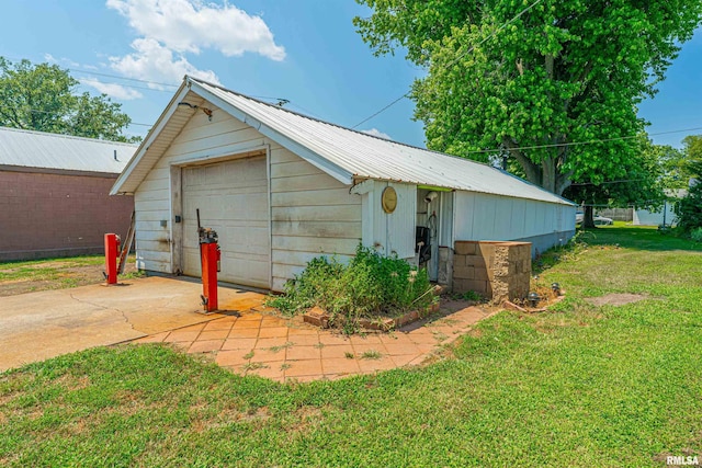 1231 Pulaski St, Lincoln, IL 62656 - detached garage with driveway