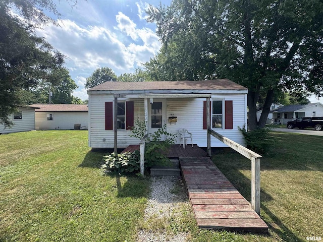 103 S Jackson St, Lincoln, IL 62656 - bungalow featuring a porch and a front yard