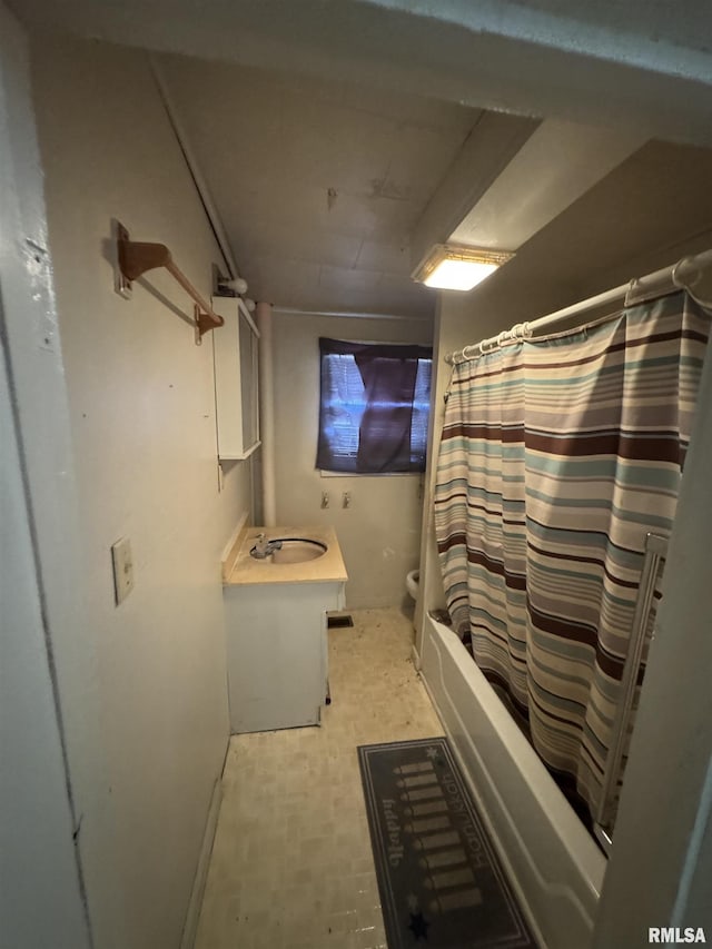 103 S Jackson St, Lincoln, IL 62656 - full bath featuring vanity and shower / bath combination with curtain
