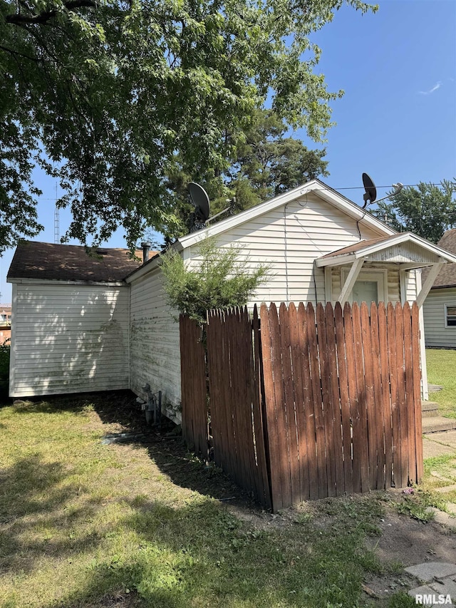 103 S Jackson St, Lincoln, IL 62656 - view of side of home