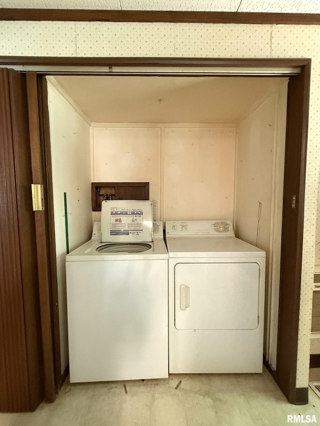 573 Matthews Ct, Oneida, IL 61467 - laundry area featuring independent washer and dryer