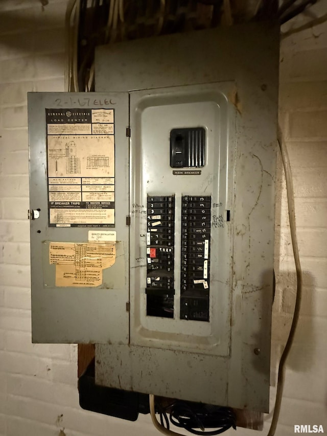 573 Matthews Ct, Oneida, IL 61467 - utility room with electric panel