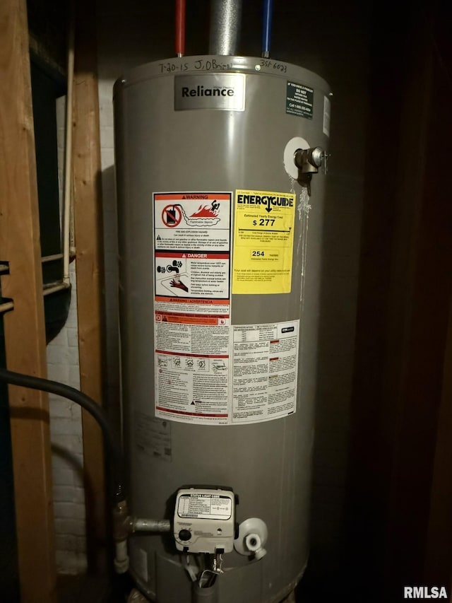 573 Matthews Ct, Oneida, IL 61467 - utility room featuring gas water heater