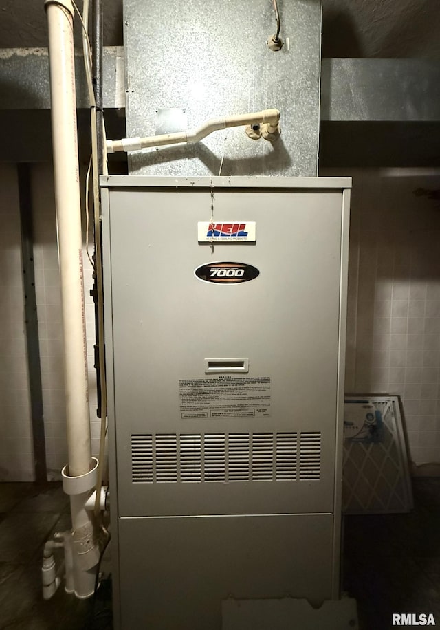 573 Matthews Ct, Oneida, IL 61467 - utilities featuring heating unit