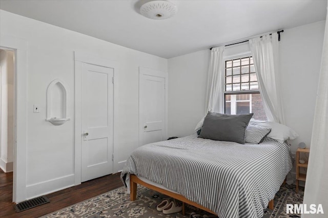 1424 S Lowell Ave, Springfield, IL 62704 - bedroom with wood finished floors and baseboards