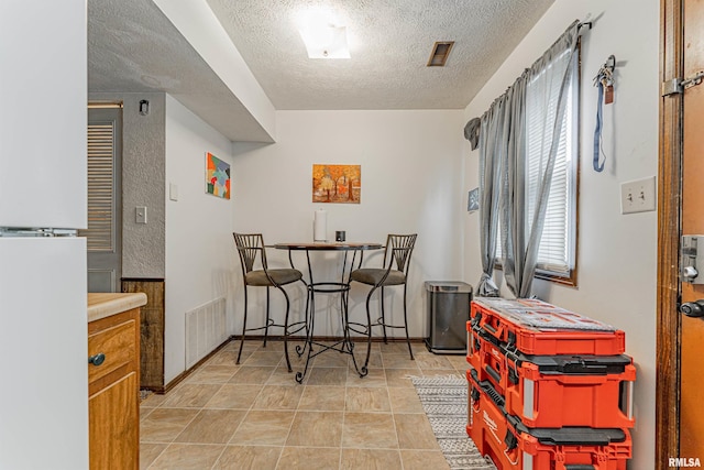 147 Northville Dr, Lincoln, IL 62656 - dining room with a textured ceiling