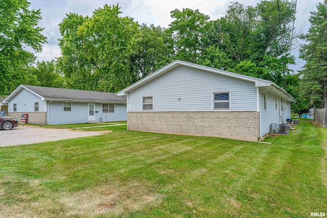 64 Gavin St, Lincoln, IL 62656 - view of front of house featuring a front lawn