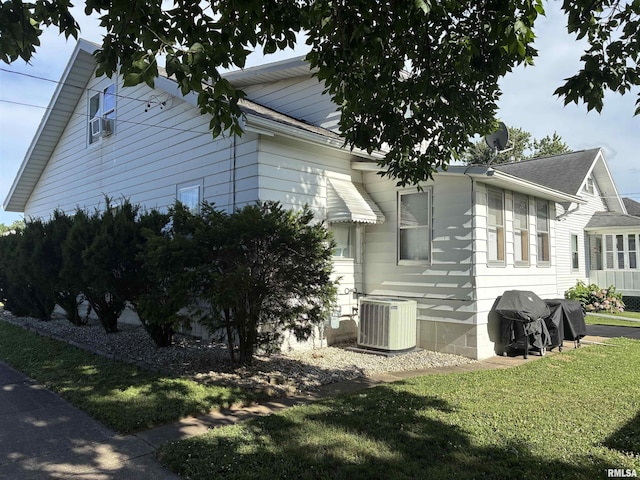 700 S 20th St, Quincy, IL 62301 - view of side of home with a central AC unit and a lawn
