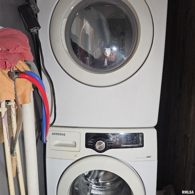 704 N Cherry St, Abingdon, IL 61410 - laundry room with stacked washer / drying machine