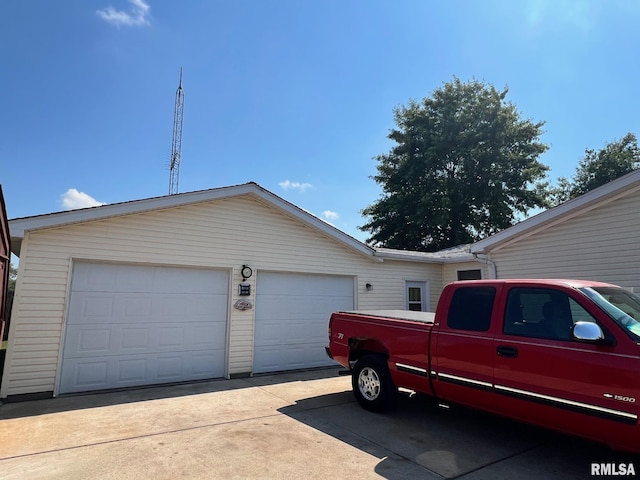 517 S Obannon St, Raymond, IL 62560 - view of property exterior with a garage and driveway