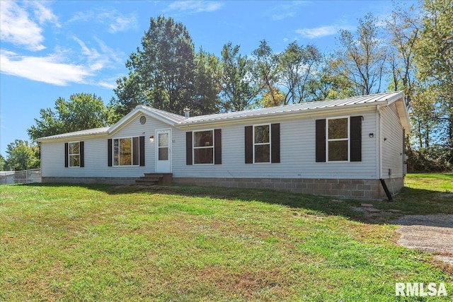 913 Springfield St, Kincaid, IL 62540 - manufactured / mobile home with entry steps, a front yard, and a metal roof