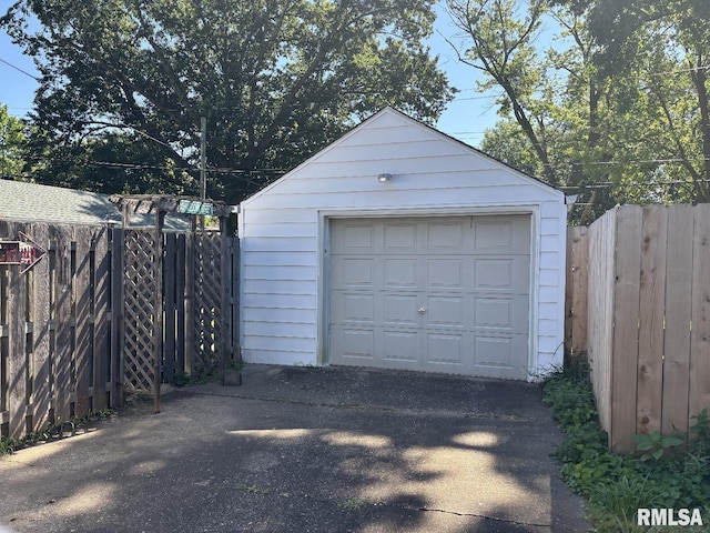2308 S Whittier Ave, Springfield, IL 62704 - detached garage with driveway