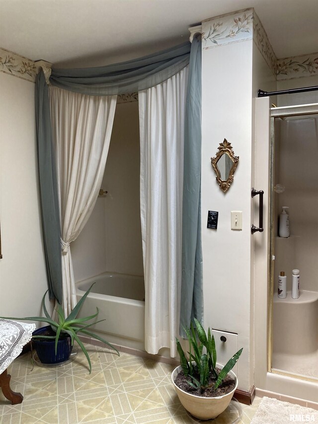 604 Knox Rd N Unit 1000, Gilson, IL 61436 - bathroom featuring shower / tub combo with curtain