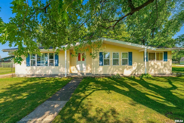913 N Flora Dr, Mount Pulaski, IL 62548 - single story home featuring a front lawn