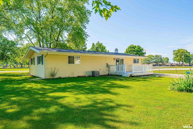 913 N Flora Dr, Mount Pulaski, IL 62548 - back of house featuring a wooden deck and a yard