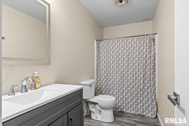 913 Diane Ct, Springfield, IL 62702 - bathroom featuring wood finished floors, vanity, curtained shower, and a textured ceiling