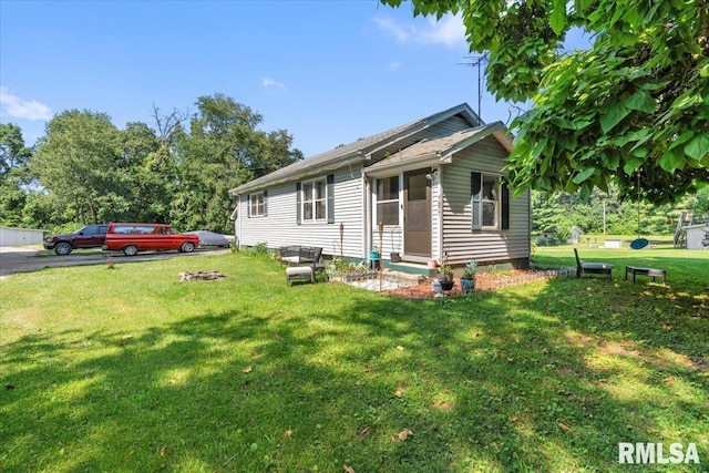 7977 Mechanicsburg Rd, Springfield, IL 62707 - view of front of property featuring a front lawn