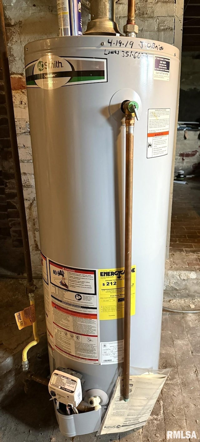 833 Willard St, Galesburg, IL 61401 - utilities featuring water heater