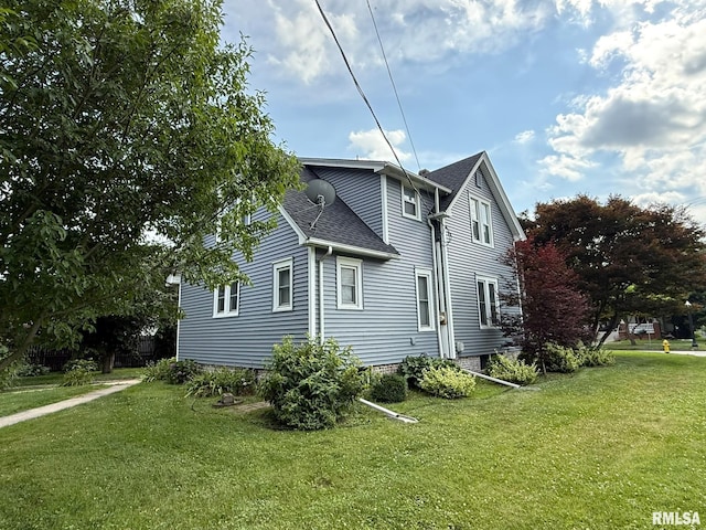 833 Willard St, Galesburg, IL 61401 - view of side of property featuring a yard and roof with shingles