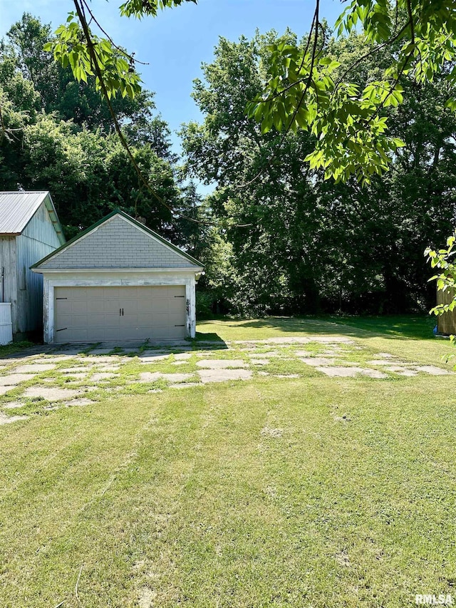 231 N Webster Ave, Jacksonville, IL 62650 - view of grassy yard featuring an outdoor structure and a garage