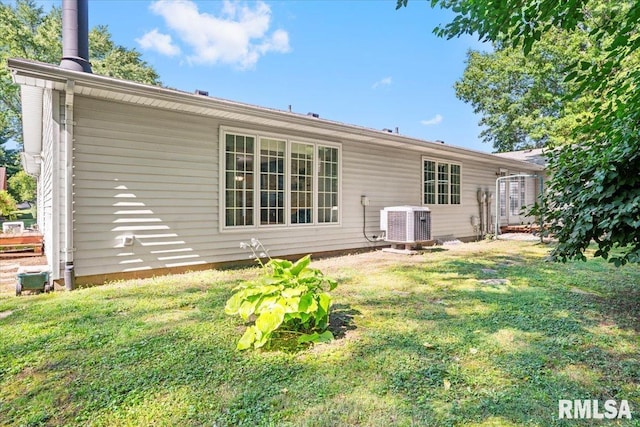 1009 Rickard Ct, Springfield, IL 62704 - rear view of house with a lawn