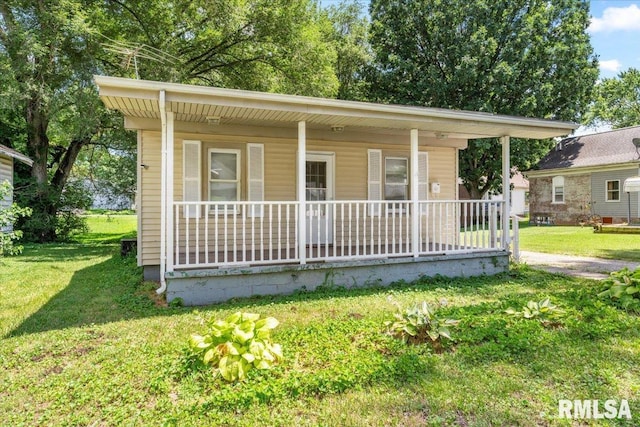 1310 Ledlie Ave, Springfield, IL 62702 - bungalow-style home featuring a porch and a front lawn