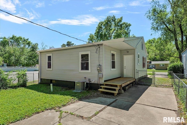 3132 S 4th St, Springfield, IL 62703 - back of property with a gate