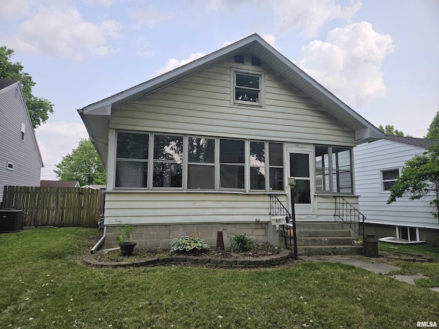 426 N Hamilton St, Lincoln, IL 62656 - bungalow-style home with entry steps