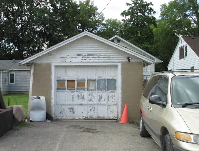 426 N Hamilton St, Lincoln, IL 62656 - view of detached garage