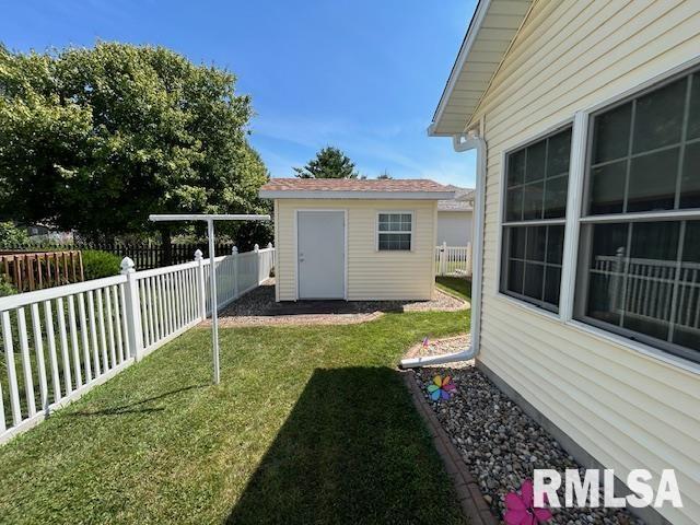 4424 Venetian Dr, Springfield, IL 62703 - fenced backyard featuring a storage shed