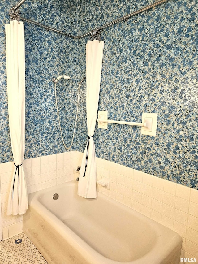 1155 N Cherry St, Galesburg, IL 61401 - bathroom with shower / bath combo with shower curtain and wallpapered walls