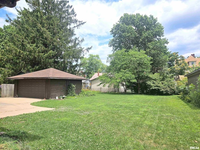 1155 N Cherry St, Galesburg, IL 61401 - view of yard featuring driveway