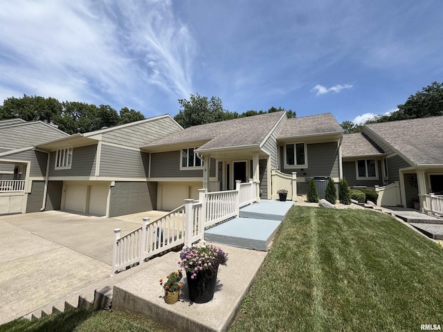 6 Ottawa Trl, Galesburg, IL 61401 - split foyer home featuring a front yard, a garage, and driveway