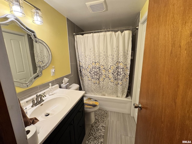 1275 Sunview Dr, Canton, IL 61520 - full bath featuring vanity and shower / bath combination with curtain