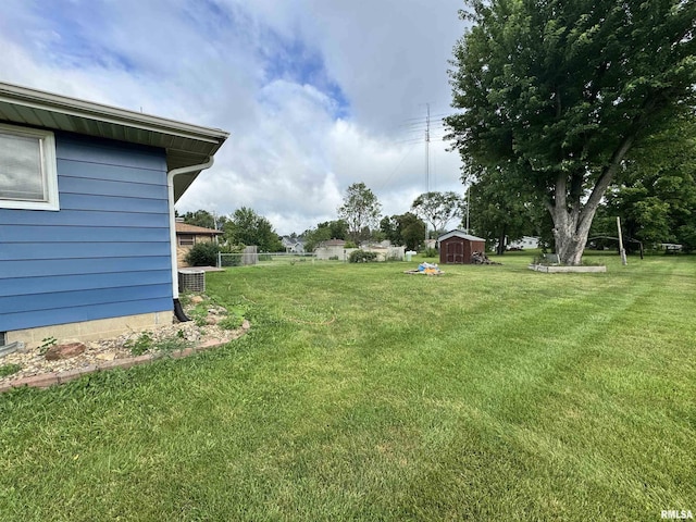 1275 Sunview Dr, Canton, IL 61520 - view of grassy yard featuring a storage shed